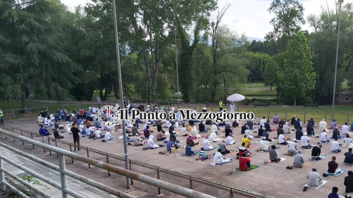 Coronavirus, musulmani a Cassino pregano distanziati per la fine del ramadan