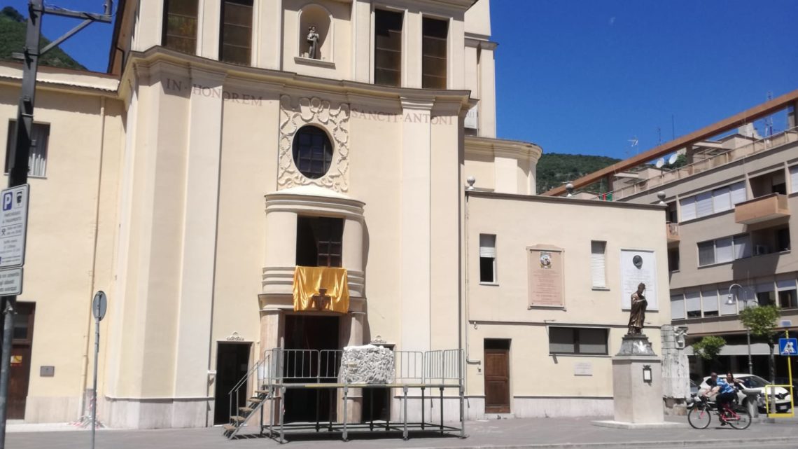 Cassino, smantellata l’aiuola spartitraffico in piazza Diamare per ampliare il sagrato della chiesa