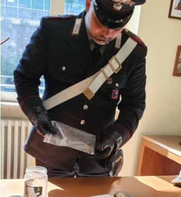 Trovati in possesso di 33 grammi di marijuana in casa, due persone denunciate dai carabinieri