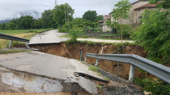 Maltempo, crolla un ponte a San Giorgio. A Castelnuovo automobilisti imprigionati in auto sommerse