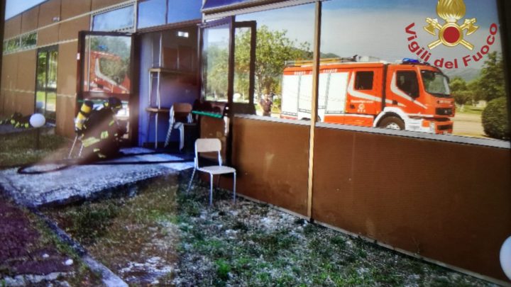 I vigili del fuoco spengono l’incendio al Centro Ricerche Avanzato Medico a Pozzilli