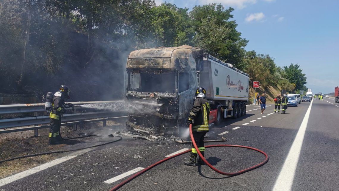 Trattore stradale in fiamme sull’autostrada a Mignano, intervengono i vigili del fuoco