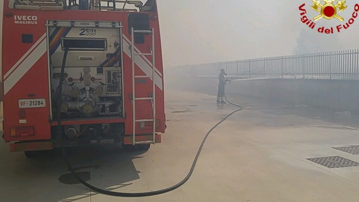 Vasto incendio nella zona dell’interporto sud di Maddaloni