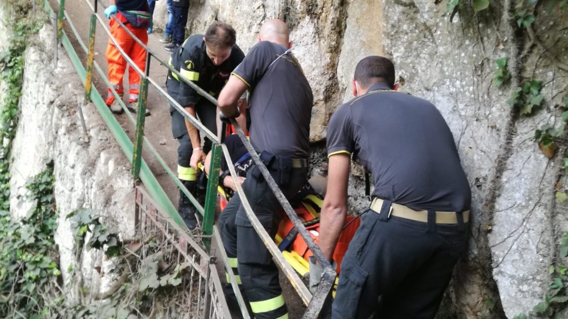 Si infortuna per andare alle cascate del fiume Carpino, vigili del fuoco la trasportano in barella