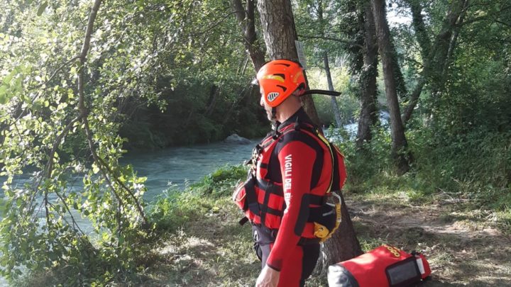 Fanno il bagno nel fiume ma si apre la diga