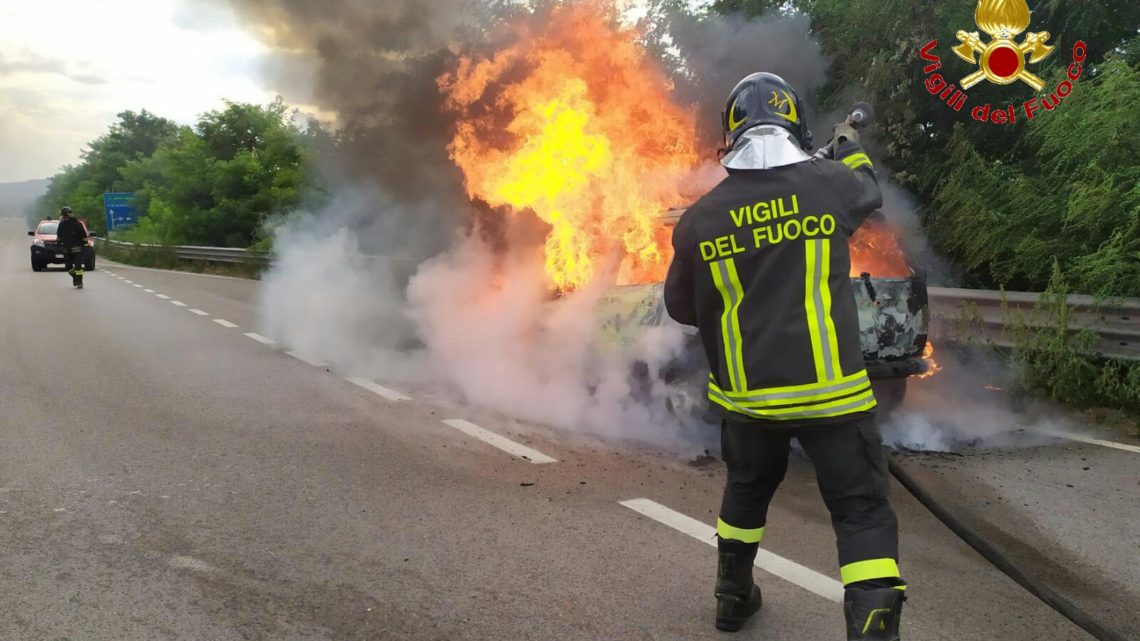 Vairano – Auto in fiamme sulla telesina, intervengono i vigili del fuoco