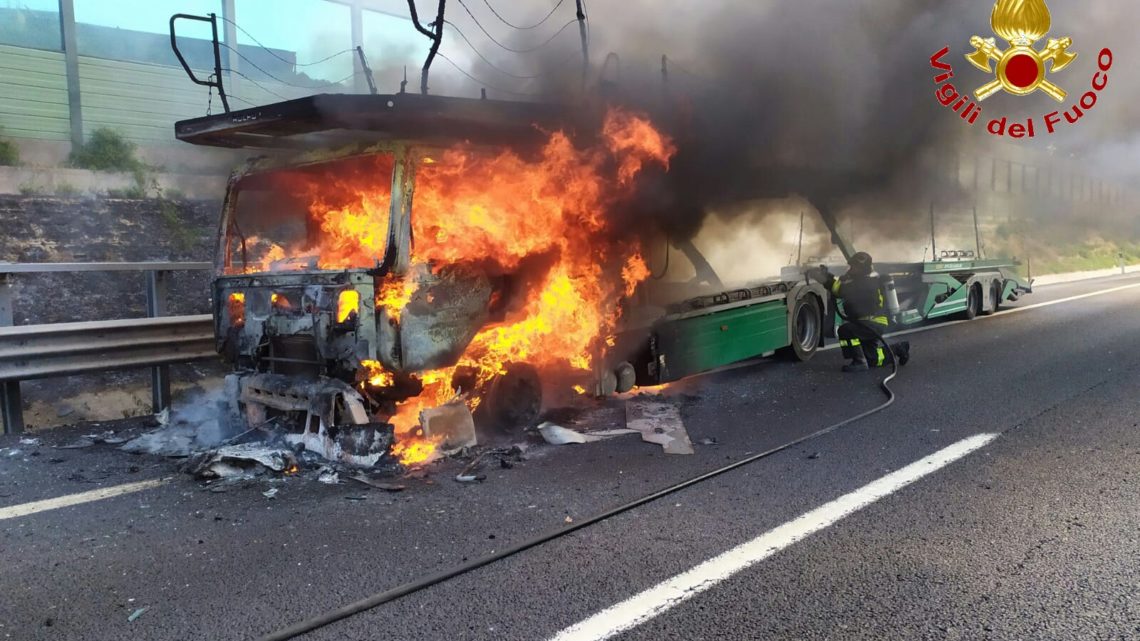 Fiamme altissime sulla motrice di un mezzo pesante sull’autostrada A1