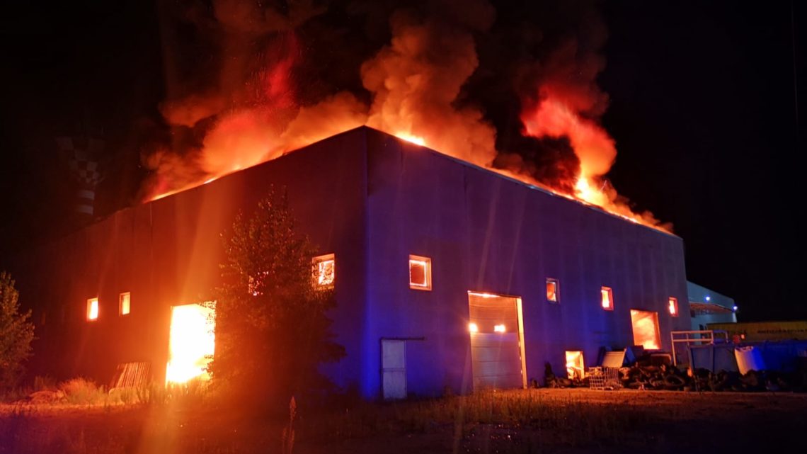 Incendio in un capannone a Piedimonte, vigili del fuoco al lavoro