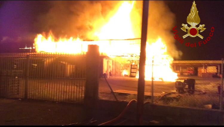 Incendio Legni Sud Cassino, i vicini: grazie ai vigili del fuoco per aver salvato nostre case