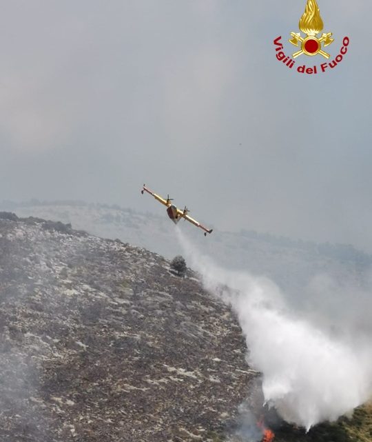 Tre Canadair dei Vigili del fuoco in azione a Maenza
