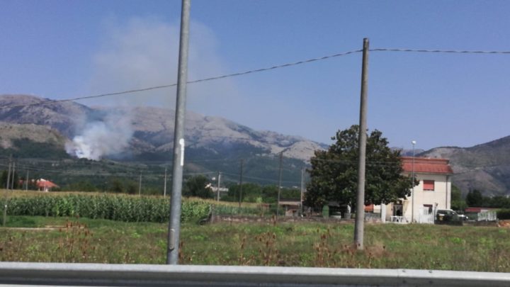 Incendio boschivo a San Vittore del Lazio, fiamme alte e fumo
