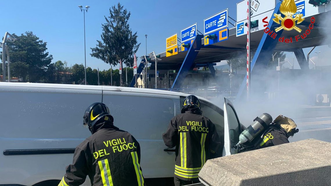 Furgone in fiamme al casello dell’A1, i vigili del fuoco domano le fiamme