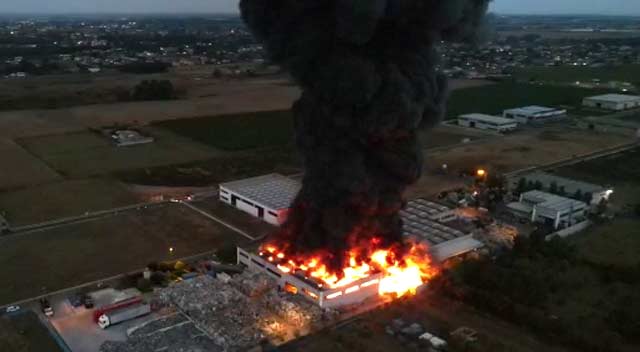 Fiamme altissime alla Loas di Aprilia, allarme inquinamento Fiamme altissime alla Loas di Aprilia, allarme inquinamento
