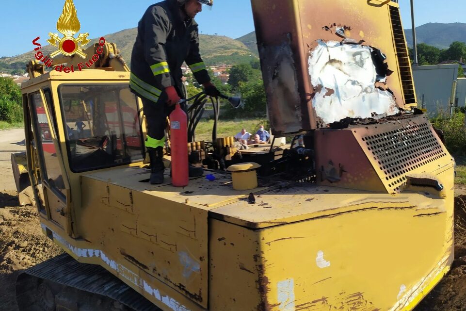 Fiamme nel motore dell’escavatore, tempestivo l’intervento dei vigili del fuoco a Calvi Risorta