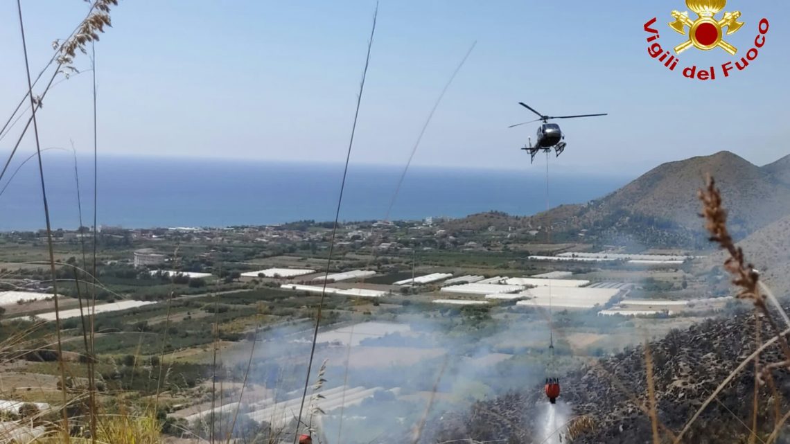 Vasto incendio di sterpaglie e macchia mediterranea a Mondragone