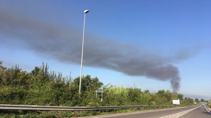 Incendio nell’area industriale, il comitato Solfegna: “Siamo stufi di essere presi in giro”