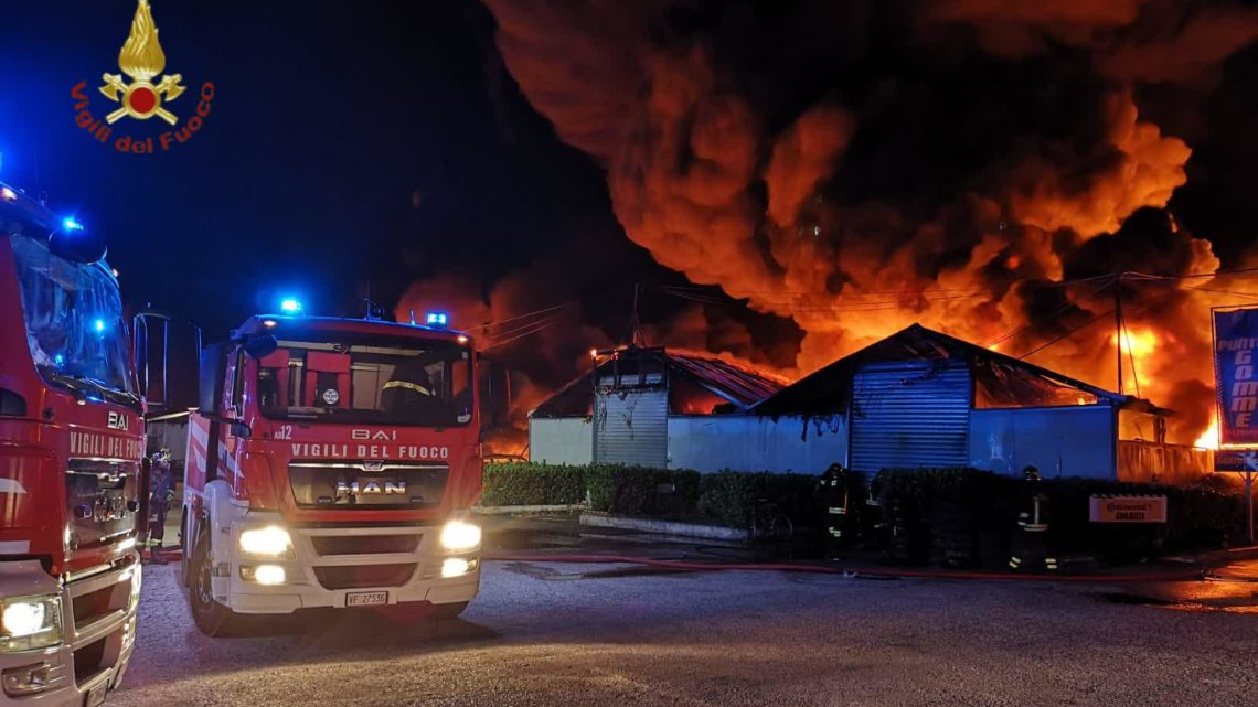Pomezia – Incendio ad attività industriale, 6 capannoni distrutti. Al lavoro vigili fuoco