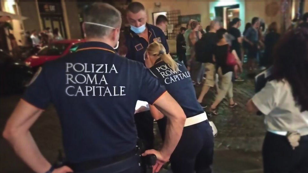 Polizia Locale, controlli anti-covid: scattano le prime sanzioni per mancato uso mascherine in orario serale a Roma