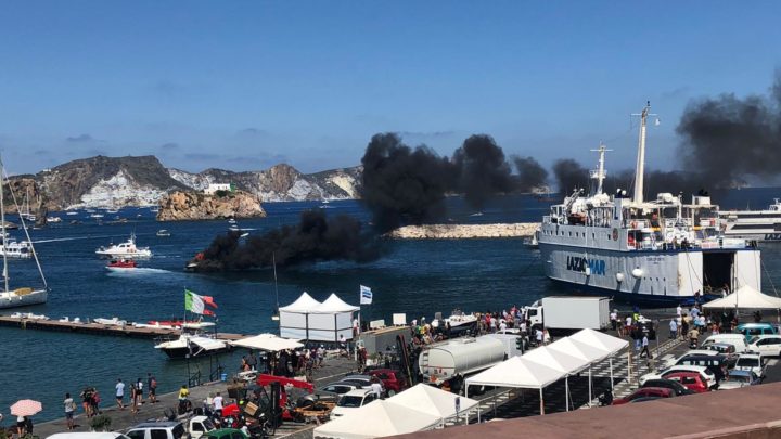 Imbarcazione in fiamme nel porto di Ponza