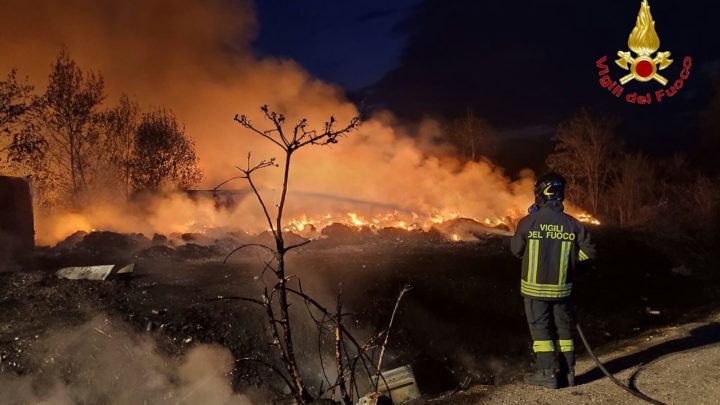Incendio nella ex isola ecologica di Alife, sul posto tre squadre di vigili del fuoco
