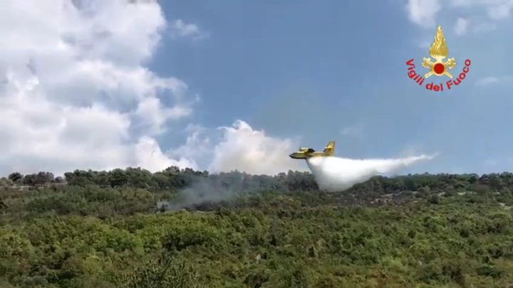 Quasi spento l’incendio boschivo in località Antignana a Sezze scoppiato ieri pomeriggio