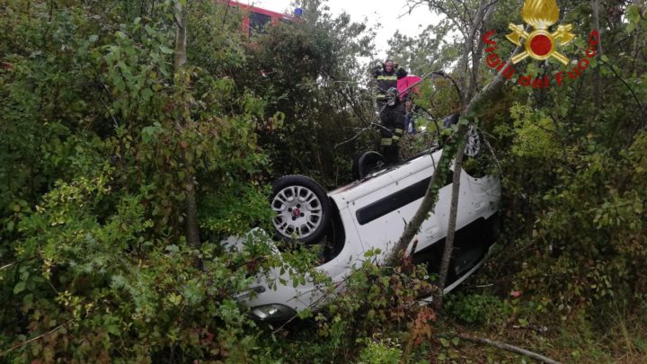 Finisce con l’auto nella scarpata, paura a Cerro al Volturno