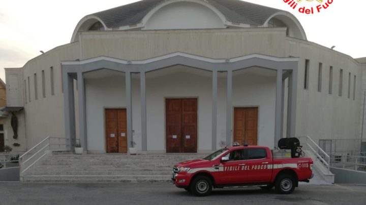 Cadono calcinacci nella chiesa dell’immacolata a Latina, si temono cedimenti strutturali