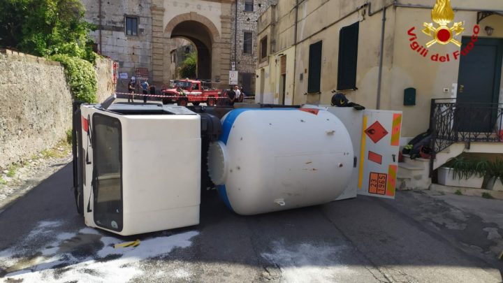 Autocisterna di Gpl si ribalta nel centro storico di Terracina con perdite di gas, vigili del fuoco sul posto