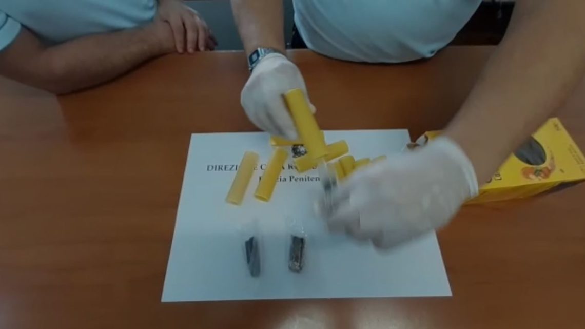 Droga e cellulari in carcere, ecco in un video come i parenti dei detenuti tentano di aggirare i controlli Droga e cellulari in carcere, ecco in un video come i parenti dei detenuti tentano di aggirare i controlli