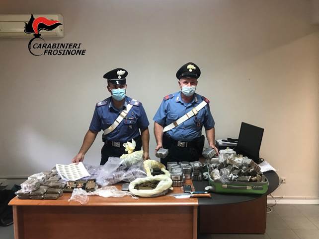 Utilizzavano una pressa per compattare la droga, beccati con 60 kg di hashish