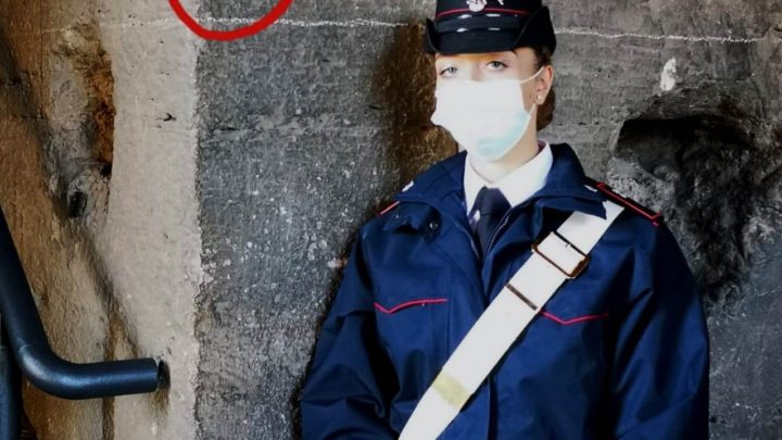 Nuovo sfregio al Colosseo, turista tedesca incide l’iniziale del suo nome su un pilastro