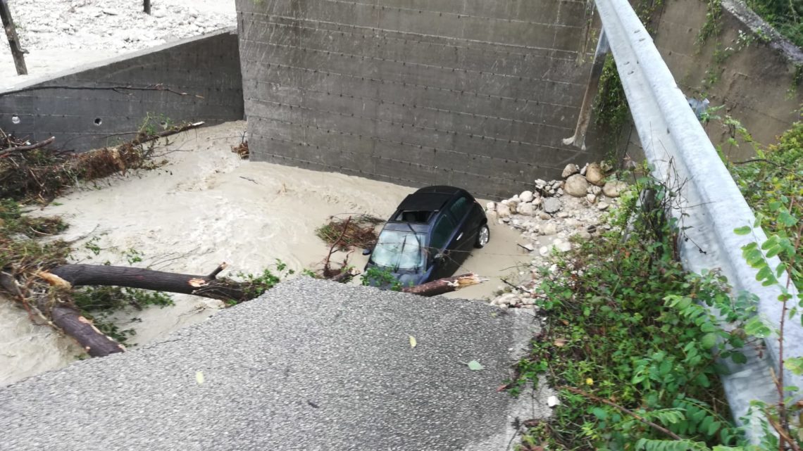 Maltempo, crolla ponte a Picinisco. Automobilista nel torrente