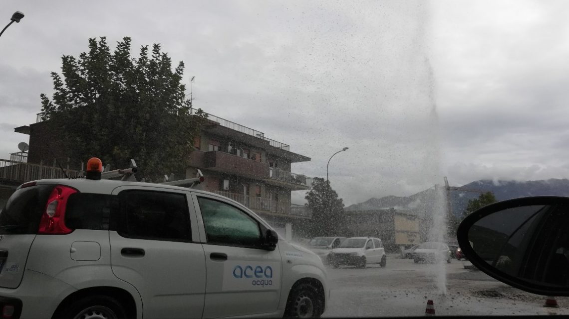 Perdita d’acqua in via Garigliano a Cassino, il getto alto diversi metri