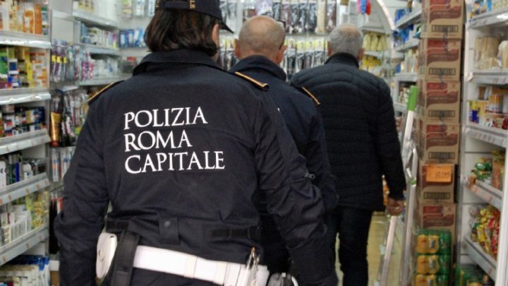 Assembramento e consumo di alcolici nel seminterrato di un minimarket a Roma