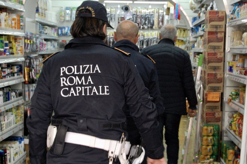 Assembramento e consumo di alcolici nel seminterrato di un minimarket a Roma