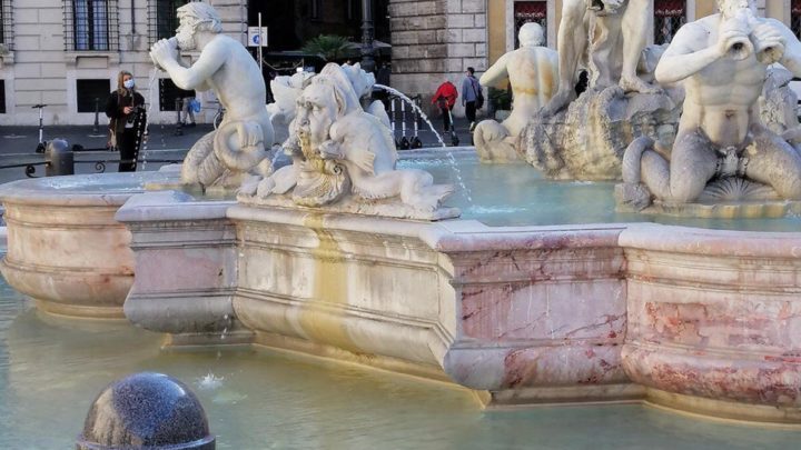 Ruba una pietra dalla fontana del Moro, rintracciato e denunciato dalla Polizia Locale