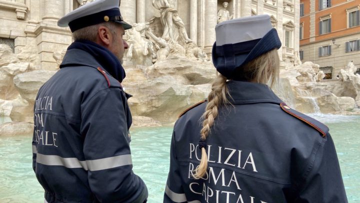Fontana di Trevi, si arrampica sul monumento in forma di protesta . Bloccato dalla Polizia Locale 