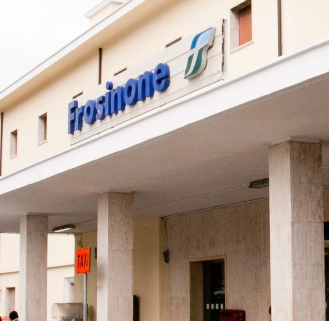 Litiga con un amico e lo getta dal cavalcavia della stazione di Frosinone, giovane arrestato per tentato omicidio