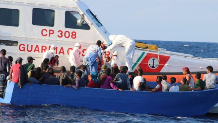La Motovedetta CP 308 di Ponza rientra da Lampedusa: oltre 1000 persone salvate