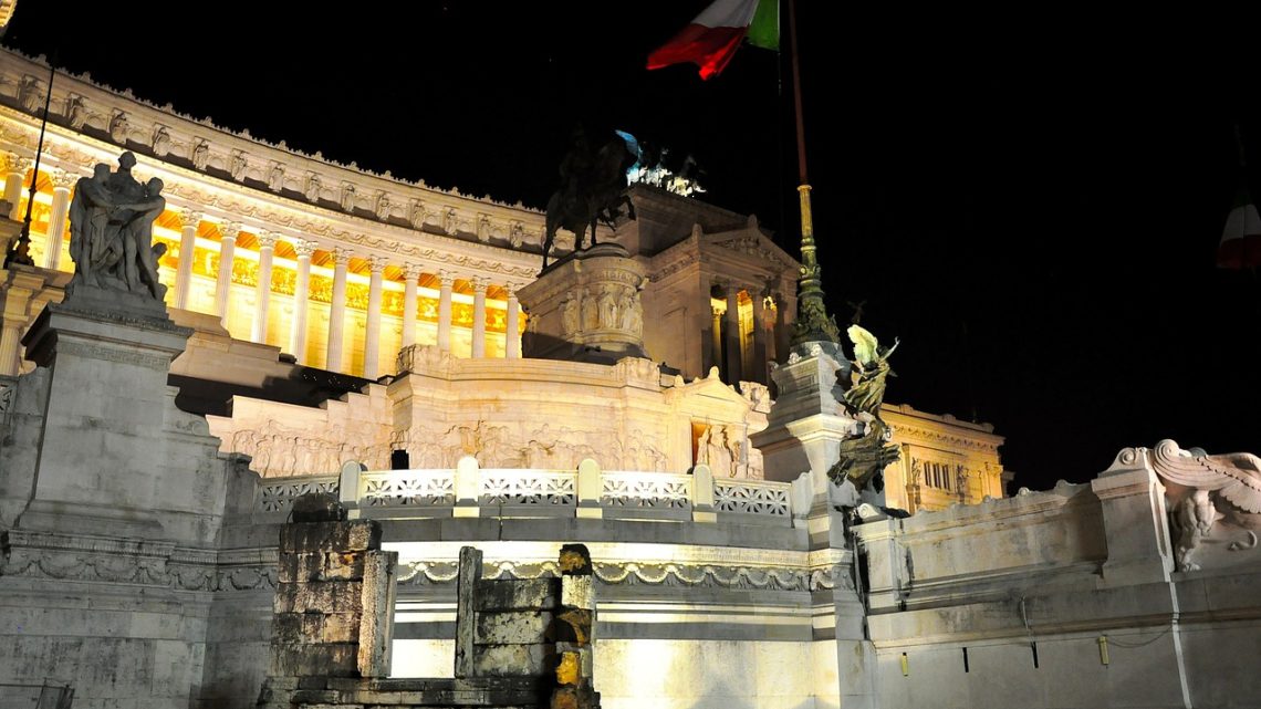 In pieno orario di coprifuoco finge di essere stato investito dal bus a Piazza Venezia, multati