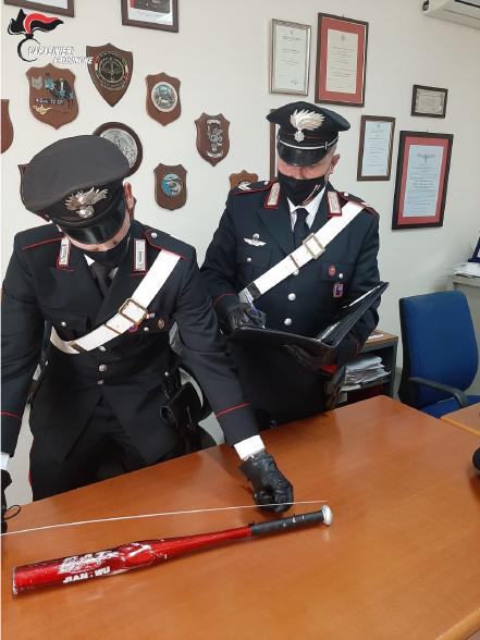 Con la mazza da baseball minaccia un parente, 21enne denunciato ad Ausonia Con la mazza da baseball minaccia un parente, 21enne denunciato ad Ausonia