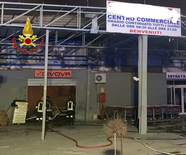 Grosso incendio in un magazzino di prodotti cinesi a Mondragone