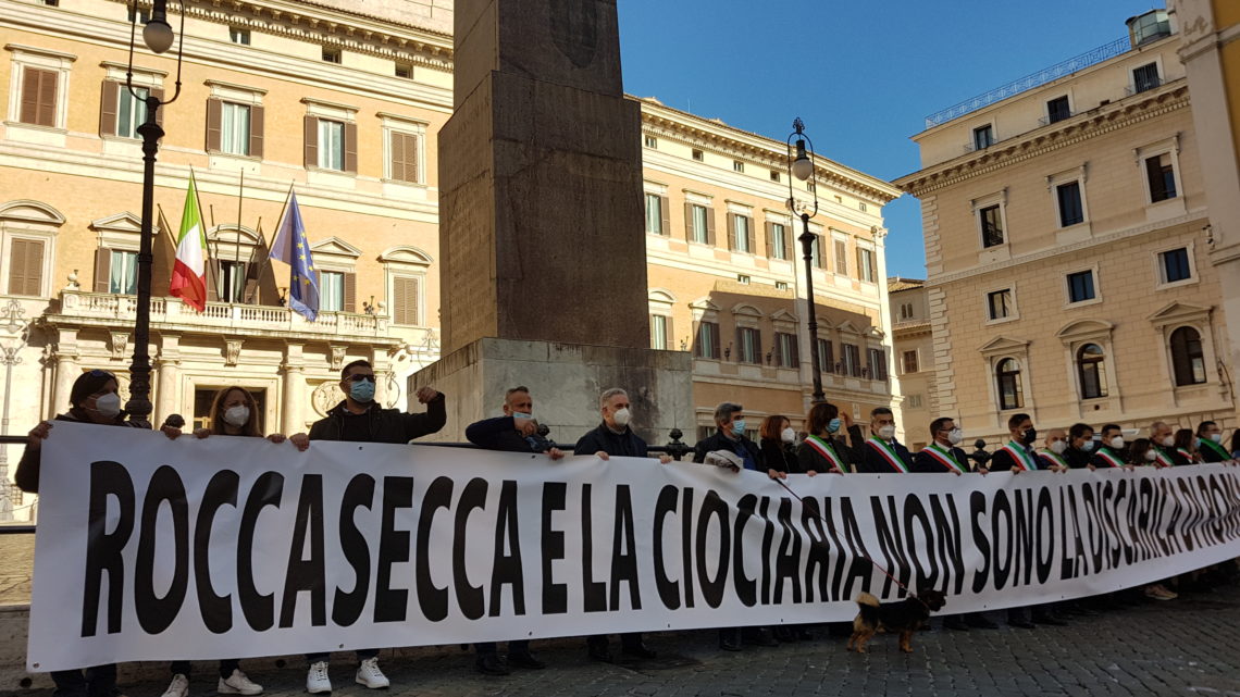 “Non siamo la discarica di Roma”, dieci sindaci del Cassinate in piazza di Montecitorio a Roma