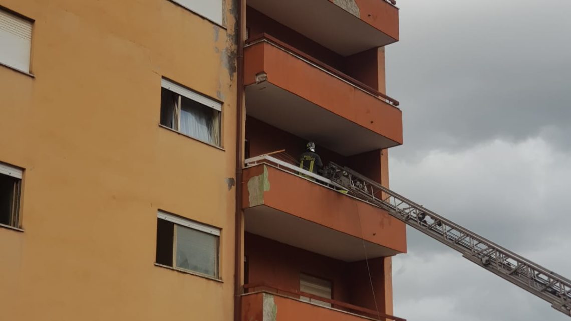 Incendio al terzo piano a Pontecorvo, vigili del fuoco sul posto