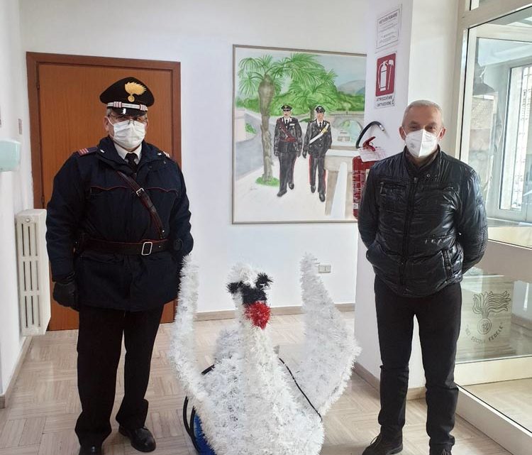 Rubano luminaria a forma di cigno, denunciati due 23enni a Pontecorvo