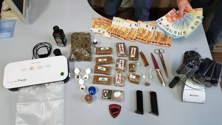 I poliziotti gli trovano in casa oltre 1 Kg di Hashish, marijuana e materiale esplosivo. Arrestato giovanissimo insospettabile a Latina