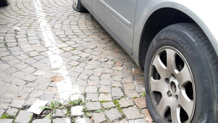 Buca le gomme di 31 auto parcheggiate a Sant’Ambrogio sul Garigliano, denunciato 38enne