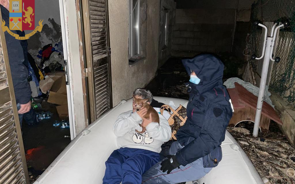 Nubifragio ad Ostia, 10 persone messe in salvo dalla Polizia Nubifragio ad Ostia, 10 persone messe in salvo dalla Polizia