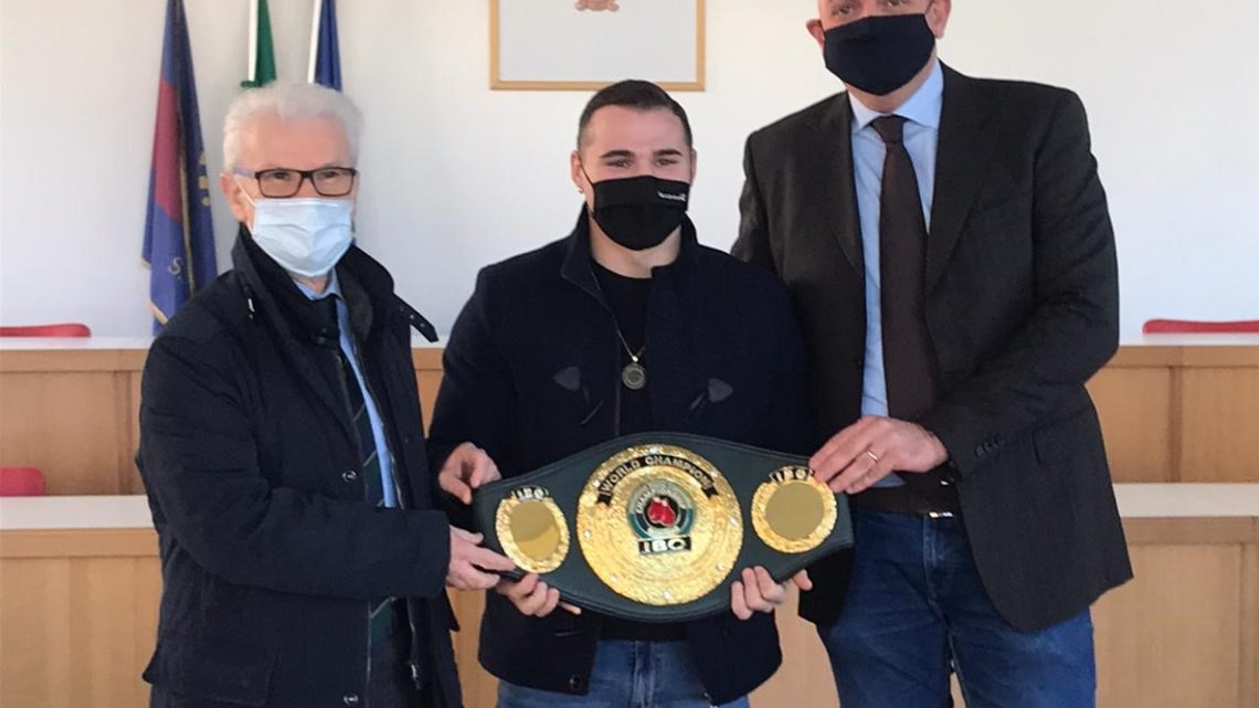 Fondi – Il sindaco Maschietto incontra il campione mondiale di boxe Michael “Lonewolf” Magnesi