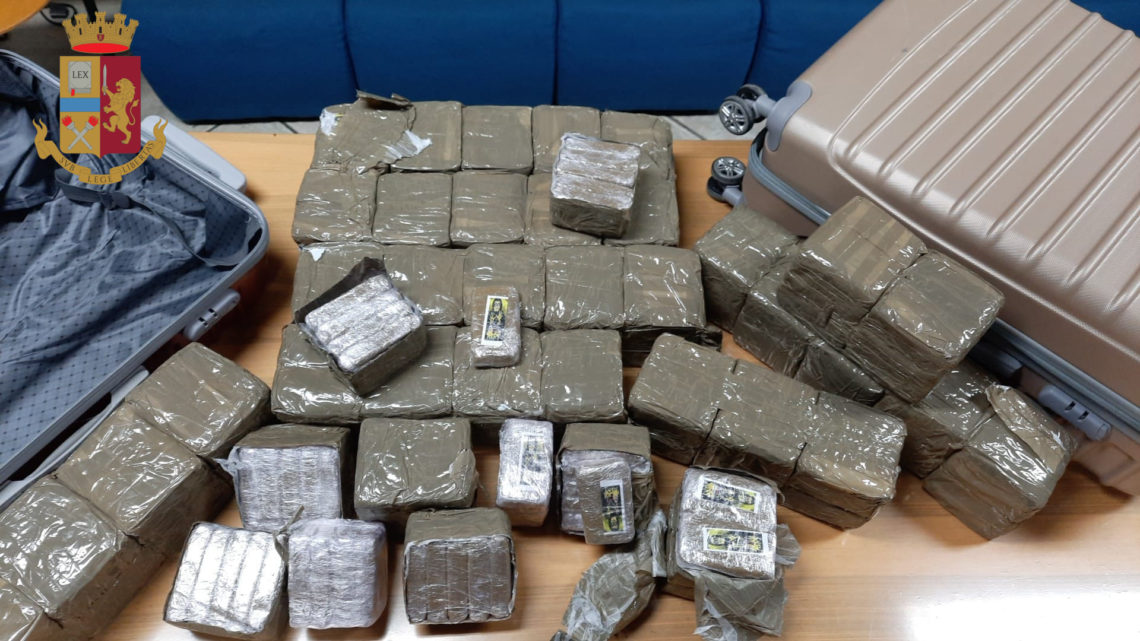 Auto scorta furgone con 40 kg di hashish, arrestati due frusinati a Roma